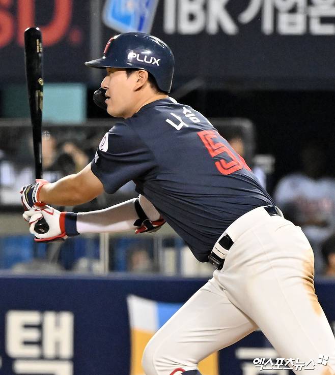 15일 오후 서울 송파구 잠실야구장에서 열린 '2026 신한 SOL Bank KBO리그' 롯데 자이언츠와 두산 베어스의 경기, 5회초 1사 3루 롯데 나승엽이 1타점 적시타를 날리고 있다. 엑스포츠뉴스 DB