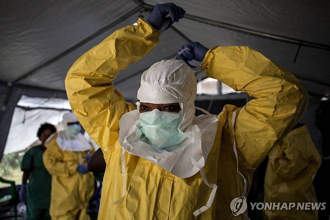 [ 2018년 8월 콩고민주공화국 베니에서 의료진이 에볼라 치료센터에 들어가기 앞서 보호장비를 착용하고 있다. [AFP=연합뉴스 자료사진. 재판매 및 DB 금지]