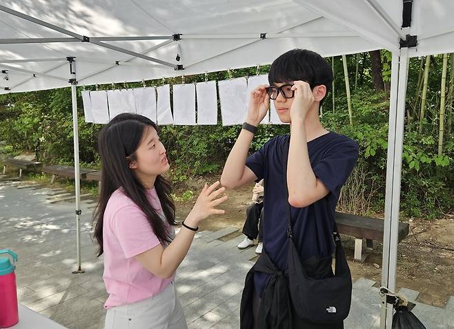 메타 스마트 글래스 체험 중인 천준우씨(오른쪽)와 설명 중인 정진서랑씨 [촬영 정윤주]