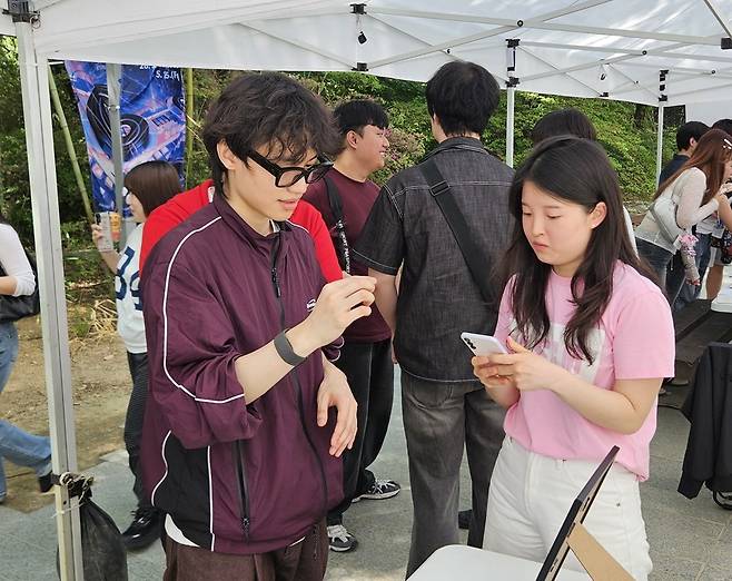 스마트 글래스를 체험 중인 이서진 씨(왼쪽)와 설명 중인 정진서랑 씨(오른쪽) [촬영 정윤주]