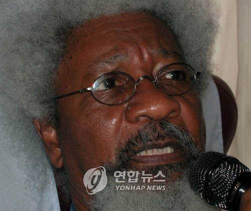2005년 8월 금강산 가는 버스 안에서 소감 밝히는 소잉카 [연합뉴스 자료사진. 재판매 및 DB 금지]