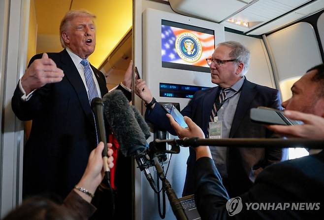 에어포스원에서 기자들의 질문에 답변하는 트럼프 대통령 [로이터=연합뉴스 자료사진. 재판매 및 DB 금지]