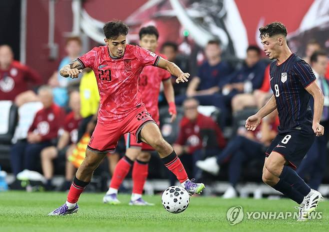 옌스 카스트로프, 첫 출장 (해리슨[미국 뉴저지주]=연합뉴스) 윤동진 기자 = 6일(현지시간) 미국 뉴저지주 해리슨 스포츠일러스트레이티드 스타디움에서 열린 한국 대 미국 친선경기에서 대표팀에 첫 발탁된 옌스 카스트로프가 드리블 돌파를 하고 있다. 2025.9.7 mon@yna.co.kr