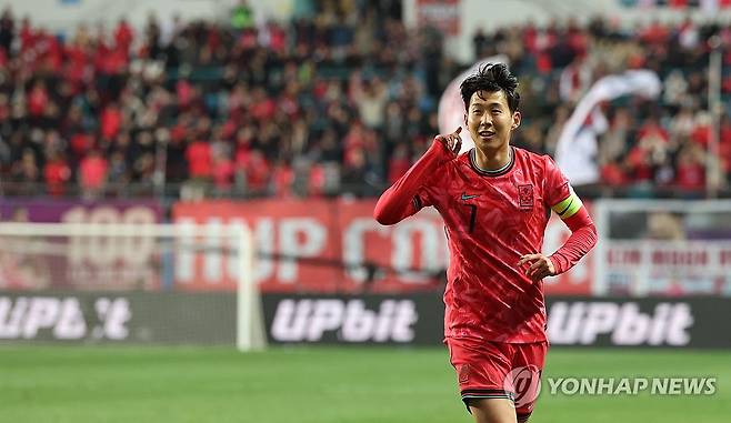 역시 해결사 손흥민 (대전=연합뉴스) 임화영 기자 = 14일 대전월드컵경기장에서 열린 남자축구 국가대표 A매치 평가전 대한민국과 볼리비아의 경기. 손흥민이 골을 넣은 뒤 세리머니를 하고 있다. 2025.11.14 hwayoung7@yna.co.kr