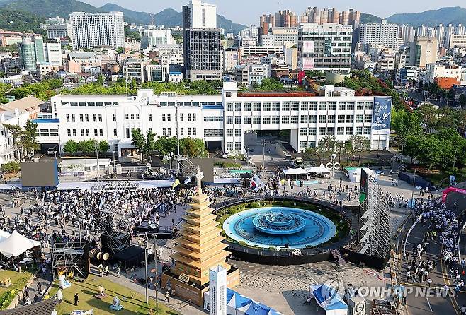 5·18 민주광장에 울려 퍼진 46년 전 함성 (광주=연합뉴스) 정다움 기자 = 5·18 민주화운동 46주년을 이틀 앞둔 16일 오후 광주 동구 5·18 민주광장에서 시민단체 주도 기념행사가 열리고 있다. 2026.5.16 [공동 취재] daum@yna.co.kr