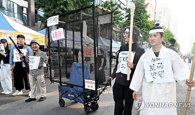 철장 안에 갇힌 윤석열 전 대통령 사진 (광주=연합뉴스) 정다움 기자 = 5·18 민주화운동 46주년을 이틀 앞둔 16일 오후 광주 동구 금남로 일대에서 열린 기념행사에서 시민들이 윤석열 전 대통령의 사진을 철장 안에 둔 퍼포먼스를 하고 있다. 2026.5.16 [공동 취재] daum@yna.co.kr