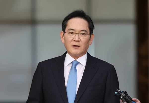 해외 출장을 마치고 귀국한 이재용 삼성전자 회장이 16일 서울 김포비즈니스항공센터(SGBAC)에서 입장문을 읽고 있다. 2026.5.16 /연합뉴스