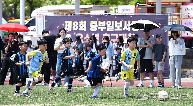 제8회 중부일보 사장배 유소년 축구대회가 17일 인천시 연수구 인천환경공단 송도스포츠센터 운동장에서 열린 가운데 어린 선수들이 공을 몰며 푸른 그라운드를 힘차게 누비고 있다. 경기장 밖 학부모들은 숨죽인 시선으로 아이들의 한 걸음 한 걸음을 지켜보며 아낌없는 응원과 박수를 보냈다. 승패를 넘어 땀과 열정, 가족의 응원이 어우러진 이날의 그라운드는 미래 축구 꿈나무들의 빛나는 꿈으로 가득 찼다.정선식기자