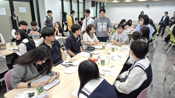지난 14일 열린 부명고-시노노메고 국제교류 활동 행사에서 일본 시노노메고 학생들이 소그룹 활동을 진행하고 있다.