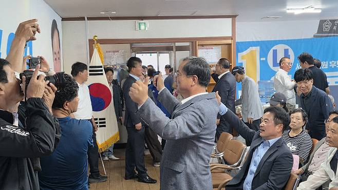 서산 대산·지곡 선거구에 출마한 더불어민주당 안효돈 후보가 16일 오후 2시 선거사무소 개소식을 열고 본격적인 선거운동에 돌입했다.(사진=임붕순 기자)