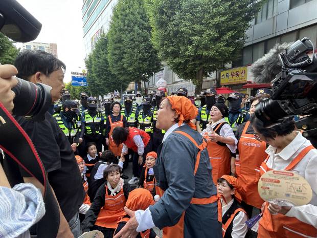 오월어머니회가 윤어게인 집회를 두고 경찰들에게 항의하고 있다.