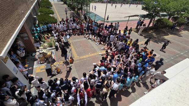 지난 15일 포항 장흥중학교 학생들과 교사들이 음악 버스킹 공연을 관람하고 있다. 포항교육지원청 제공