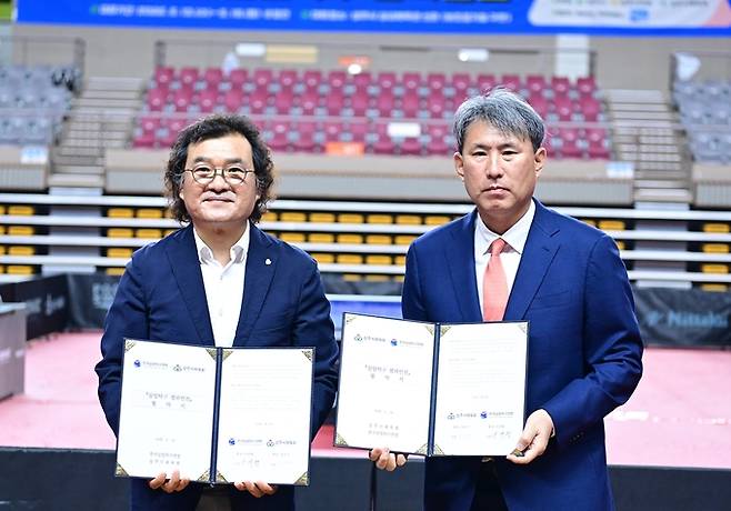 ▲ 상주시와 한국탁구실업연맹이 2027년도 한국실업탁구리그 유치 업무협약을 체결한 16일 강민구 상주시체육회장(왼쪽)과 안재형 한국실업탁구연맹 회장이 협약 후 기념 촬영하고 있다. 김범진 기자