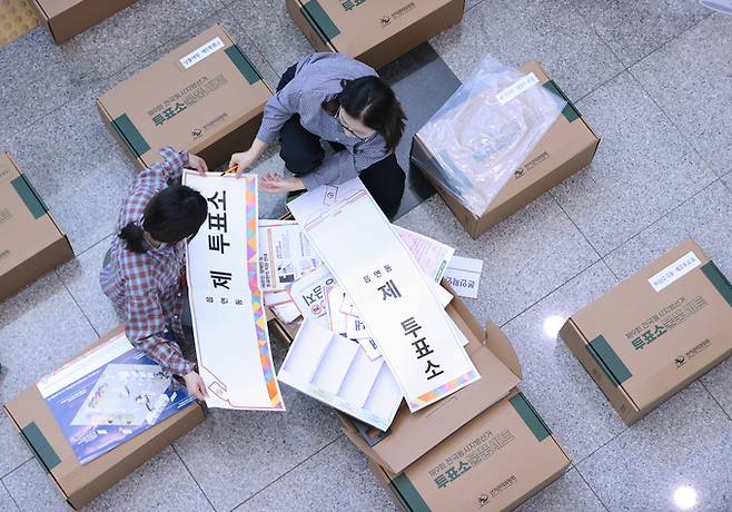 ▲ 제9회 전국동시지방선거가 20일 앞으로 다가온 14일 대구 서구선거관리위원회 1층 로비에서 선관위 관계자들이 공정한 선거 진행을 위해 소용구용품세트 구성품을 확인·점검하고 있다.경북일보DB