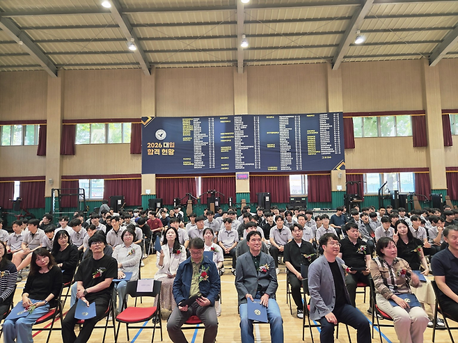 ▲ 의성고 학생들이 스승의 날을 맞아 교사와 교직원들에게 직접 제작한 감사 영상과 이색 표창장을 전달한 뒤 행사에 함께하고 있다. 학생들은 손그림 캐리커처와 재치 있는 문구가 담긴 표창장을 준비해 교직원들에게 웃음과 박수를 선사했다. 의성고 제공