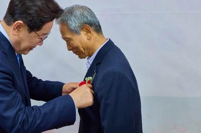 이재명 대통령이 스승의날인 지난 15일 안동의 한 식당에서 초등학교 시절 은사인 박병기 선생님에게 카네이션을 달아드리고 있다. 청와대 제공