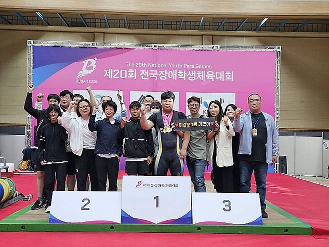 전남 이승훈이 전국장애학생체전 역도에서 3관왕을 달성하고 기뻐하고 있다. 전남장애인체육회 제공
