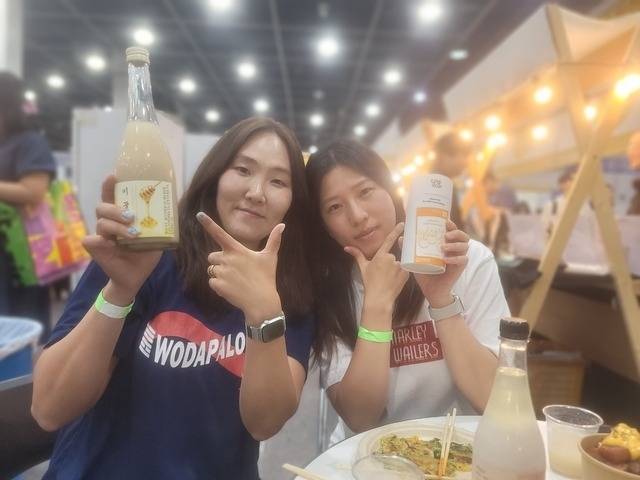 15일 서울 양재동 aT센터에서 열린 막걸리엑스포에서 이정화(왼쪽), 황순애 씨가 막걸리를 즐기고 있다. 김명근 기자.