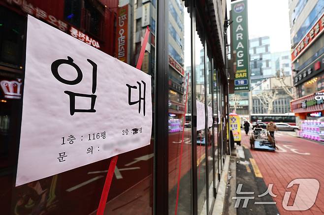 4일 서울 시내 한 술집으로 운영했던 가게에 임대 문구가 붙어 있다.  2026.2.4 ⓒ 뉴스1 김도우 기자