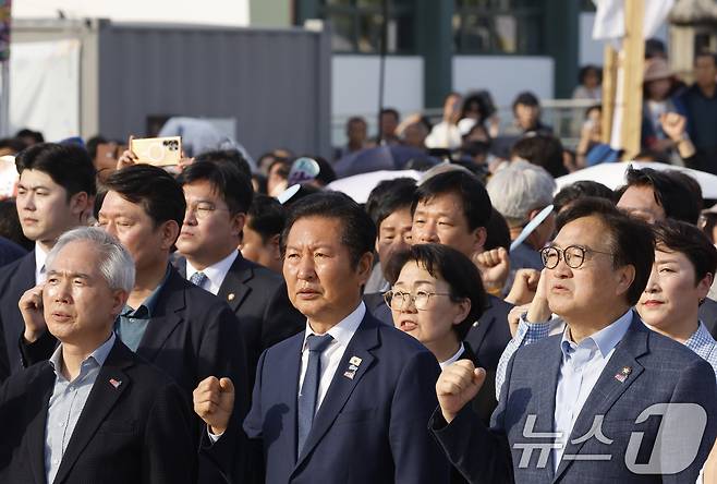 정청래 더불어민주당 대표가 17일 광주 동구 5.18민주광장에서 열린 5·18민주화운동 46주기 전야제에 참석해 우원식 의장과 함께 임을 위한 행진곡을 부르고 있다. 2026.5.17 ⓒ 뉴스1 김태성 기자