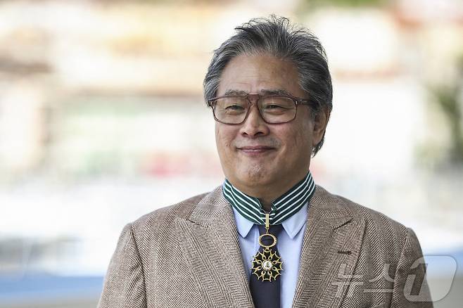 제79회 칸 영화제 심사위원장인 박찬욱 감독이 17일(현지 시각) 프랑스 칸에서 열린 제79회 칸 영화제에서 문화예술공로훈장 최고등급인 코망되르 메달을 수여받은 후 웃음짓고 있다. ⓒ 로이터=뉴스1