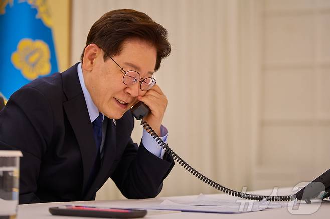 이재명 대통령이 17일 서울 한남동 관저에서 도널드 트럼프 미국 대통령과 전화 통화를 하고 있다. (청와대 제공. 재판매 및 DB 금지) 2026.5.17 ⓒ 뉴스1 허경 기자