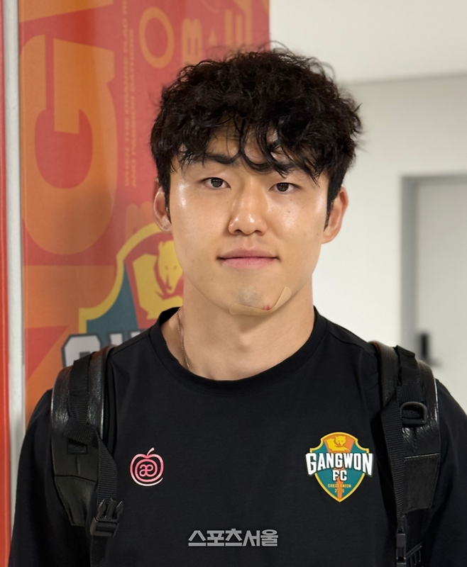 강원 수비수 이기혁이 12일 강릉하이원아레나에서 열린 대전과의 경기 후 사진 촬영에 임하고 있다.  강릉 | 정다워 기자