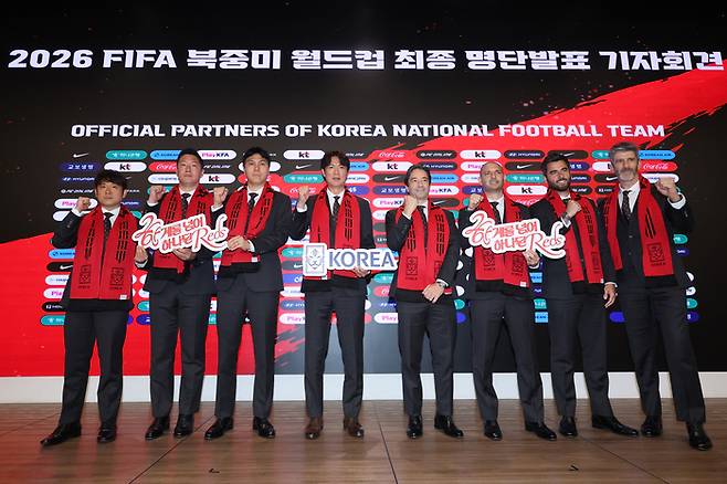 홍명보 한국 축구대표팀 감독이 16일 서울 종로구 KT 광화문 빌딩 웨스트 온마당에서 열린 2026 북중미 월드컵 최종 명단 발표 기자회견에서 코치진과 함께 기념촬영을 하고 있다. 사진 | 연합뉴스