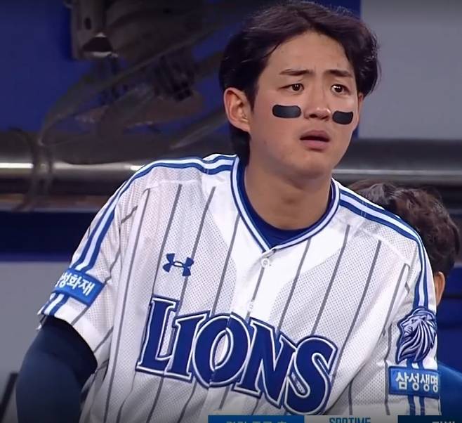 짜증섞인 표정으로 이 장면을 바라보고 있는 캡틴 구자욱. 출처=SPOTV2 중계화면(티빙)