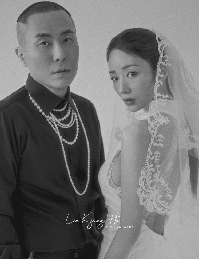 As Apink member Yoon Bomi held a wedding ceremony with producer Rado, Son Na-euns absence has brought renewed attention to the irritation among the members. This stood in stark contrast to the presence of other members, including Hong Yoo-kyung, who had previously left the group.The private wedding ceremony of Yoon Bomi and Rado, held on the 16th in Yongsan-gu, Seoul, was graced by the presence of Apink members and fellow celebrities. In particular, the Apink members, who have been together for 15 years, demonstrated their unwavering friendship by singing congratulatory songs and staying in the bridal waiting room together. Hong Yoo-kyung, who left the group in 2013, also attended to congratulate Yoon Bomi on her new beginning.On the other hand, Son Na-eun, who left the group in 2022, did not appear at the wedding ceremony. Although Son Na-eun has denied allegations of irritation whenever they were raised in the past, a series of subsequent absences from major events and gatherings involving the members has caused the issue to resurface among fans.