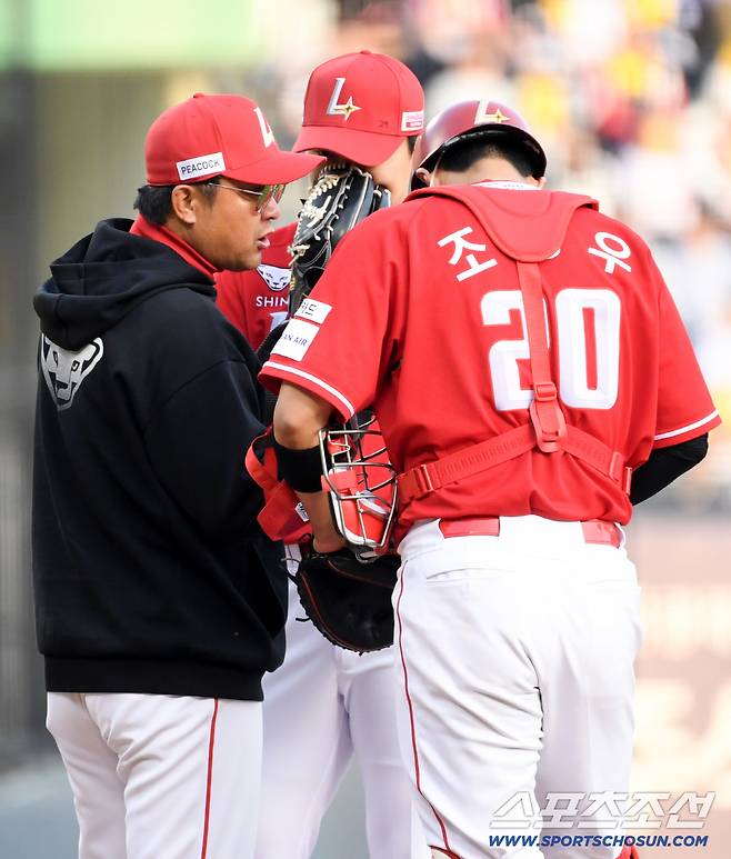 11일 잠실구장에서 열린 LG와 SSG의 경기. SSG 경헌호 코치가 김건우를 격려하고 있다. 잠실=박재만 기자 pjm@sportschosun.com/2026.04.11/