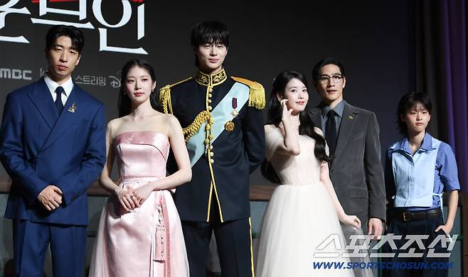 As the MBC drama Perfect Crown concluded with its highest viewership ratings to date, lead actress IU shed tears while apologizing for the controversy surrounding the show. IU played a pivotal role in overcoming the dramas limitations by perfectly embodying the image of a savior heroine who drives an independent narrative.