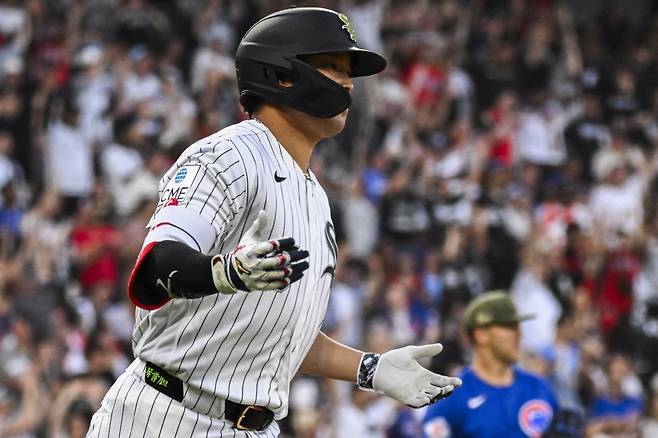 May 16, 2026; Chicago, Illinois, USA;  Chicago White Sox first baseman Munetaka Murakami (5) opens his arms after hitting a two-run home run during the fifth inning against the Chicago Cubs at Rate Field. Mandatory Credit: Matt Marton-Imagn Images







<저작권자(c) 연합뉴스, 무단 전재-재배포, AI 학습 및 활용 금지>