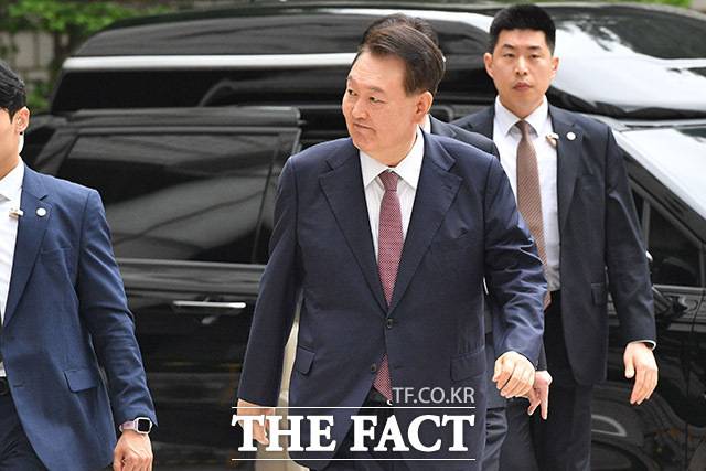 민주당이 서울 집값 상승과 전세난 책임을 이재명 정부에 돌린 국민의힘을 향해 "명백한 허위 주장에 가깝다"고 날을 세웠다. 사진은 윤석열 전 대통령이 지난해 7월 3일 서울 서초구 서울중앙지방법원에서 열린 내란 우두머리 혐의·직권남용 권리행사 방해 혐의 사건 9차 공판에 출석하며 지지자들을 향해 미소를 보이고 있다. /사진공동취재단