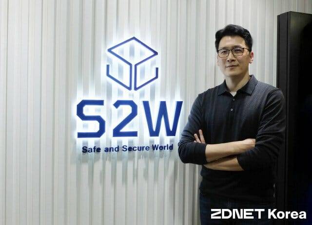 서상덕 S2W 대표가 회사 CI를 배경으로 포즈를 취했다. S2W는 서 대표의 두번째 창업회사다.