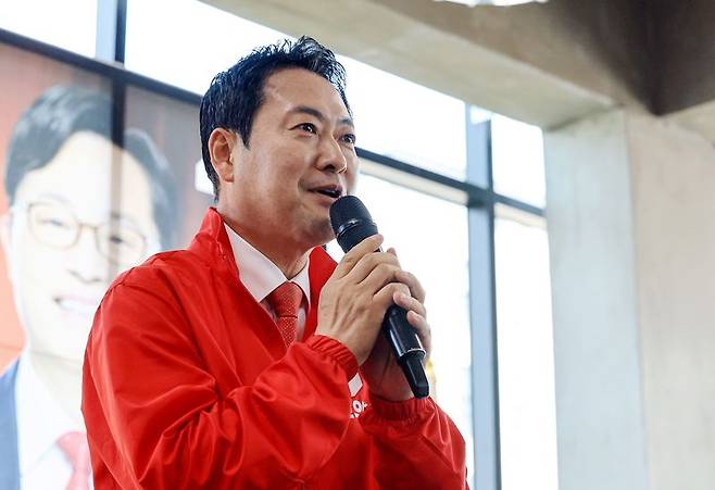 장동혁 국민의힘 대표가 17일 충남 공주시 윤용근 공주·부여·청양 국회의원 후보 선거사무소 개소식에 참석해 축사를 하고 있다. 뉴스1