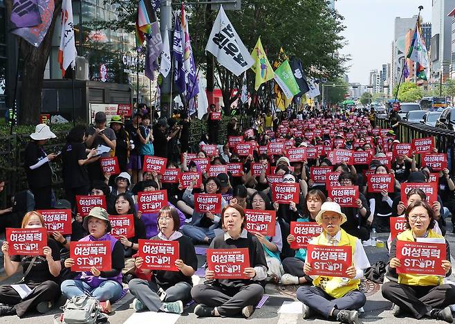 17일 서울 강남역 10번 출구 일대에서 여성시민단체들 주최로 열린 ‘강남역 여성살해사건 10주기 추모행동’에서 참석자들이 구호를 외치고 있다. 연합뉴스