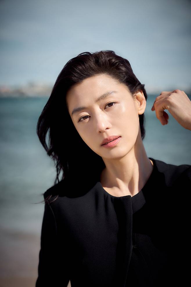 영화 <군체>로 제79회 칸 국제영화제를 찾은 전지현이 프랑스 칸 팔레 드 페스티발 인근 바닷가에서 포즈를 취하고 있다. 쇼박스 제공