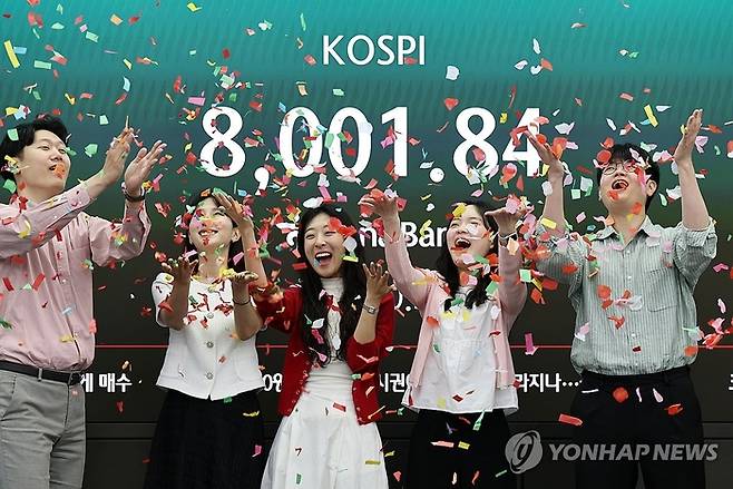 지난 15일 서울 하나은행 본점 딜링룸에서 코스피8000 기념 세리머니가 진행되고 있다.  이날 코스피는 장 초반 8000선을 돌파했다. [연합뉴스]