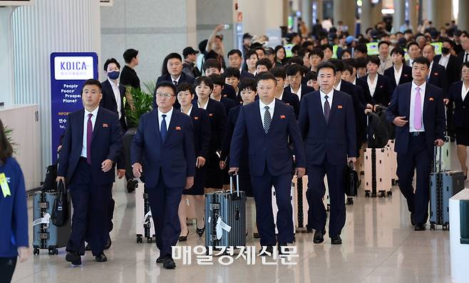 아시아축구연맹(AFC) 여자챔피언스리그 준결승전에 출전하는 북한 여자축구팀 ‘내고향여자축구단’이 17일 오후 인천국제공항 제1여객터미널로 입국하고 있다. 이승환 기자