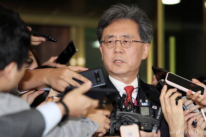김현종 국가안보실 2차장이 스티븐 비건 미국 국무부 대북특별대표와 면담을 마친 뒤 22일 오전 종로구 정부서울청사를 나서며 취재진 질문에 답하고 있다.