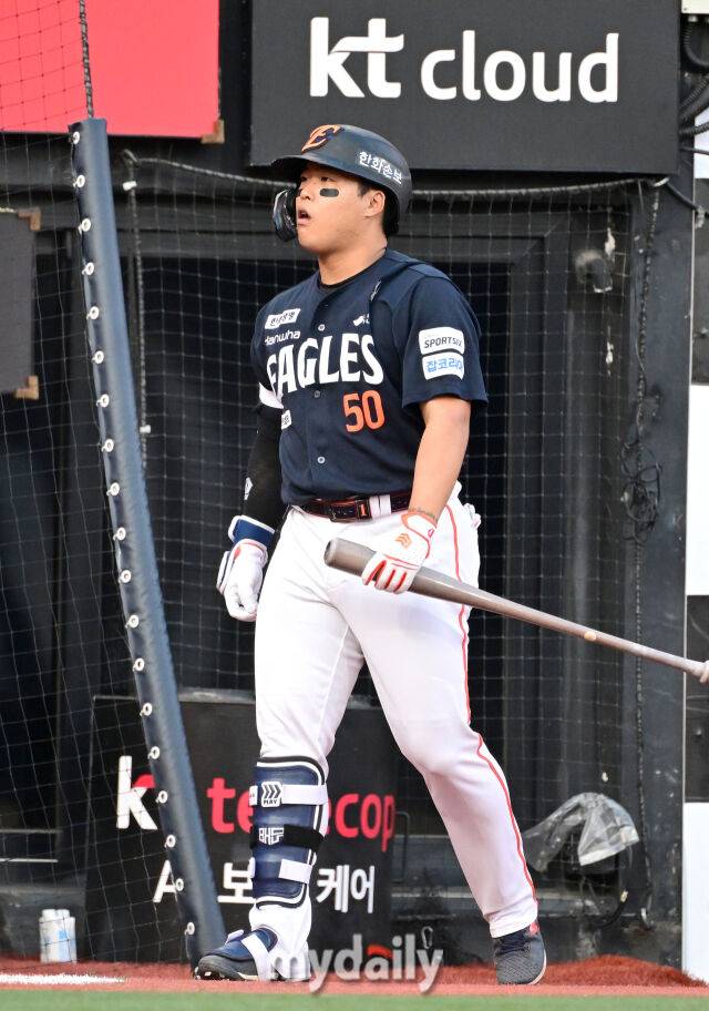 2026년 5월 15일 오후 경기도 수원KT위즈파크에서 열린 '2026 신한 SOL KBO리그' 한화 이글스와 KT 위즈의 경기. 한화 강백호가 1회초 2사 후 대기 타석에 들어서고 있다./마이데일리