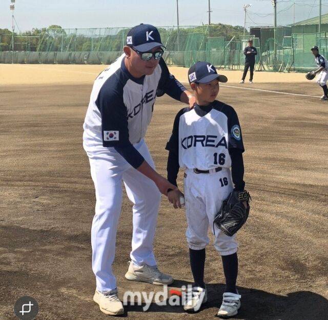 대한유소년야구연맹 21기 대표팀은 17일(이하 한국시각) 일본 고베 아카시 이와오카 그라운드에서 열린 일본 지역팀과의 국제교류전 3일 차 경기에서 2-8로 패배했다. 신정익 논산시유소년야구단 감독이 인터뷰를 마친 뒤 사진 촬영을 하고 있다./아카시이와오카그라운드(일본)=노찬혁 기자
