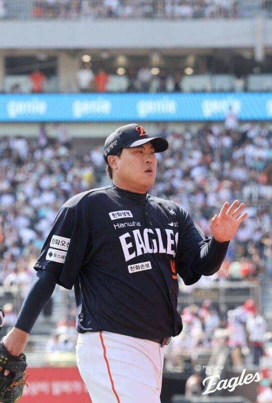 류현진이 5월 17일 수원 KT 위즈전 마운드에서 내려가고 있다/.한화 이글스 제공