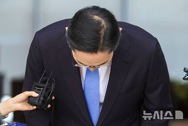 [서울=뉴시스] 정병혁 기자 = 이재용 삼성전자 회장이 16일 서울 강서구 김포비즈니스항공센터로 귀국하며 취재진 앞에서 총파업이 예고된 노사 현안과 관련해 입장을 밝히며 머리를 숙여 사죄 인사를 하고 있다. 2026.05.16. jhope@newsis.com