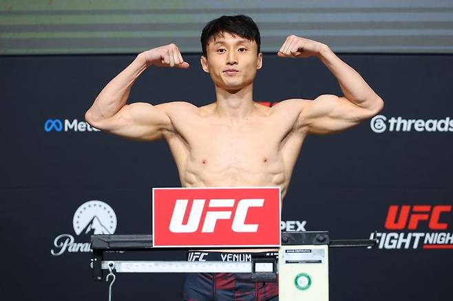 [서울=뉴시스] UFC 최두호, 다니엘 산토스와 'UFC 파이트 나이트: 앨런 vs 코스타' 코메인 이벤트서 맞대결 앞두고 계체 통과. (사진=UFC 제공) *재판매 및 DB 금지