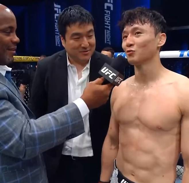 승리 후 인터뷰 중인 최두호(사진 맨 오른쪽). UFC 제공