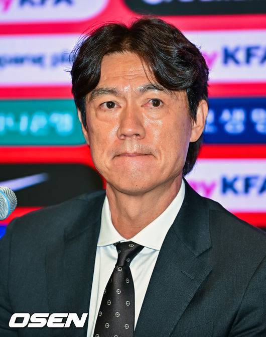 [OSEN=민경훈 기자] 북중미월드컵 국가대표팀 명단 발표 기자회견이 16일 서울 종로구 KT 광화문 빌딩 온마당에서 열렸다.이 자리에서 홍명보 감독이 이끄는 대한민국 축구 국가대표팀은 2026 국제축구연맹(FIFA) 북중미 월드컵 최종 명단 26인을 발표한다.홍명보 감독이 기자회견을 하고 있다. 2026.05.16 / rumi@osen.co.kr