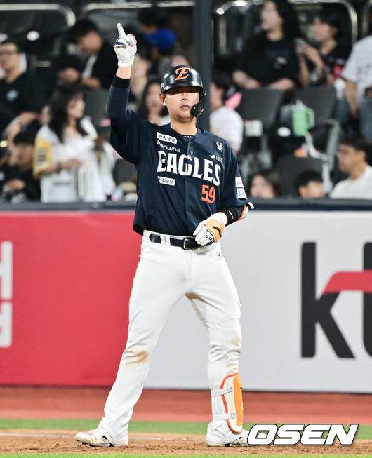 [OSEN=수원, 박준형 기자] 15일 오후 수원KT위즈파크에서 2026 신한 SOL KBO 리그 KT 위즈와 한화 이글스의 경기가 진행됐다.이날 경기에서 KT는 고영표를, 한화는 왕옌청을 선발투수로 내세웠다.5회초 한화 선두타자 허인서가 안타를 날리고 세리머니를 하고 있다.    2026.05.15 / soul1014@osen.co.kr