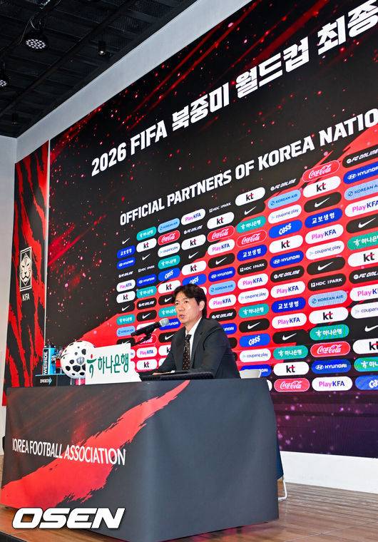[OSEN=민경훈 기자] 북중미월드컵 국가대표팀 명단 발표 기자회견이 16일 서울 종로구 KT 광화문 빌딩 온마당에서 열렸다.이 자리에서 홍명보 감독이 이끄는 대한민국 축구 국가대표팀은 2026 국제축구연맹(FIFA) 북중미 월드컵 최종 명단 26인을 발표한다.홍명보 감독이 기자회견을 하고 있다. 2026.05.16 / rumi@osen.co.kr